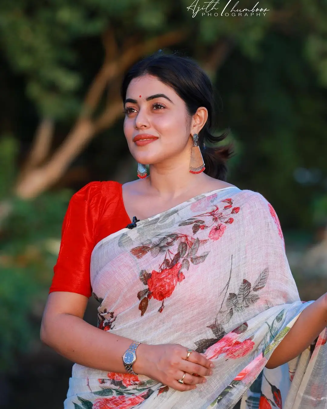 SHAMNA KASIM MESMERIZING LOOKS IN BEAUTIFUL WHITE SAREE RED BLOUSE